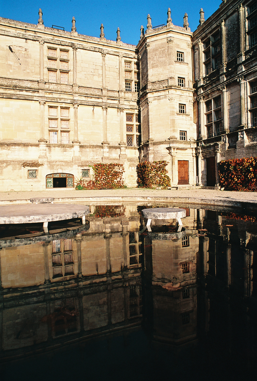 castel of grignan reflect in the water